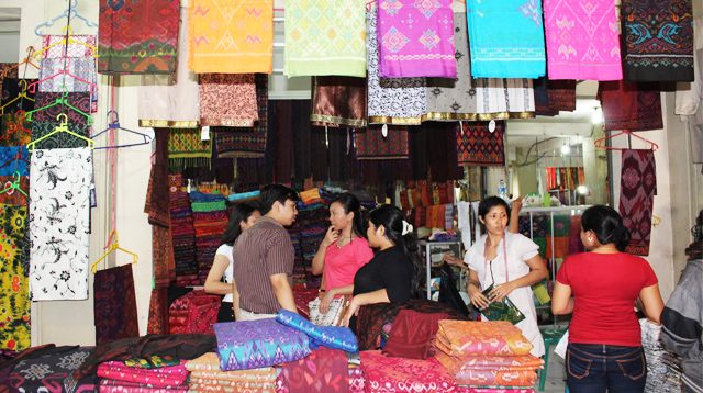 Salah satu toko kain endek di Pasar Klungkung