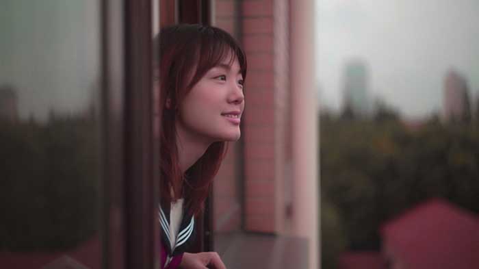 Ilustrasi perempuan di beranda.