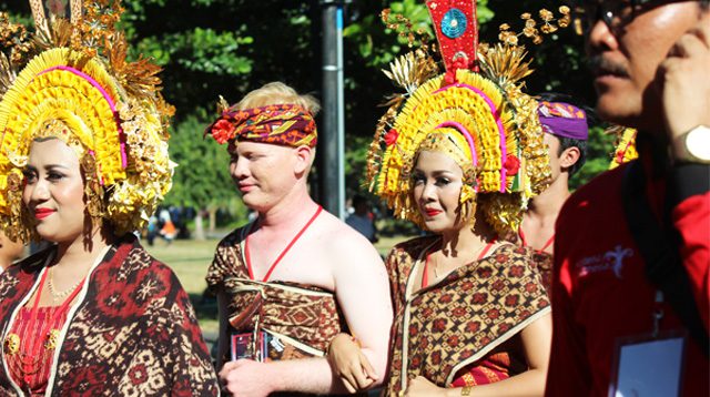 Ilustrasi pawai PKB yang menggunakan kain Geringsing.