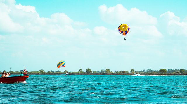 Ilustrasi wisata parasailing