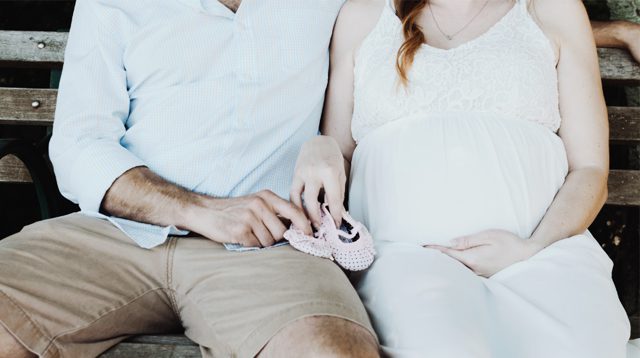 Ilustrasi suami bersama istri yang sedang hamil.