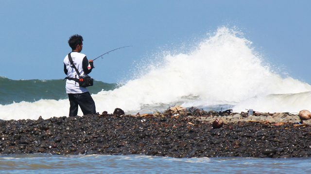 Mancing di pantai