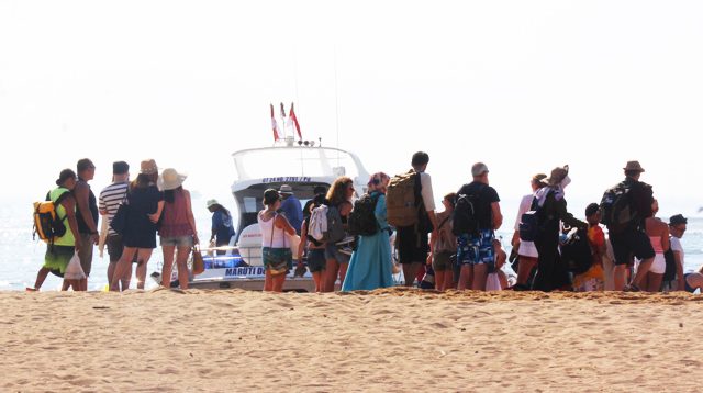 Kapal cepat di Pantai Sanur