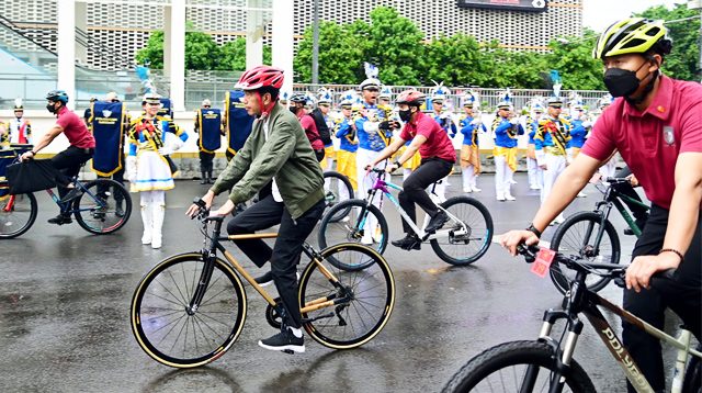 Presiden Jokowi bersepeda