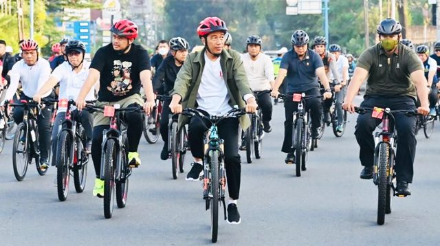 Presiden Jokowi bersepeda di Kota Medan