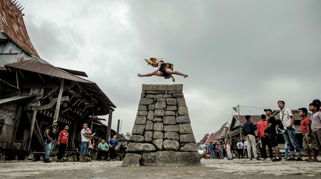 Tradisi lompat batu Nias