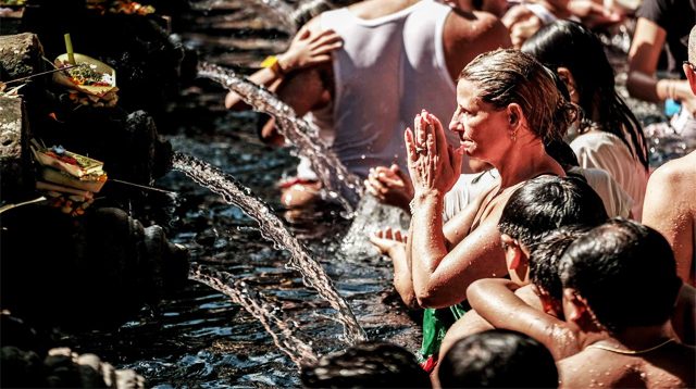 Melukat di Tirta Empul