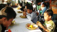 Lomba makan buah