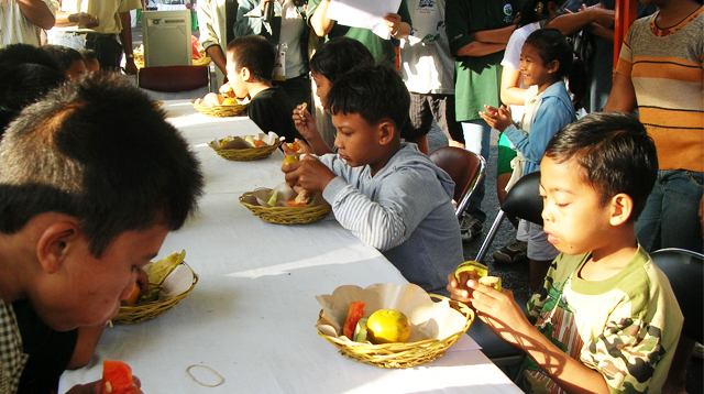 Lomba makan buah