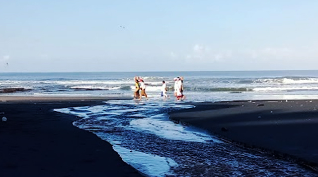 Pantai di pagi hari